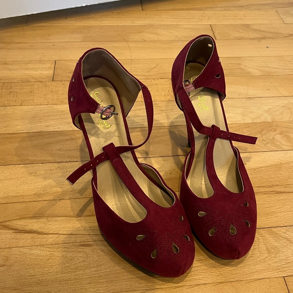 Graham Street Shoe Co. Peep Toe Maroon Heels Size 8W